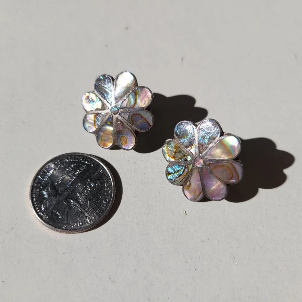 Vintage Alpaca Mexico Abalone Shell Flower Screw Back Earrings Silver MOP - Picture 5 of 6